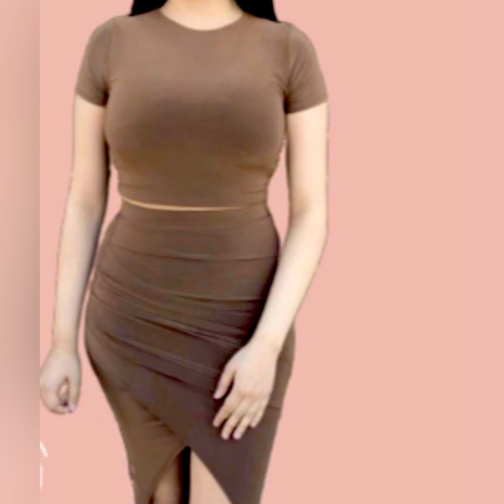 Selling new set. I closed my online boutique.